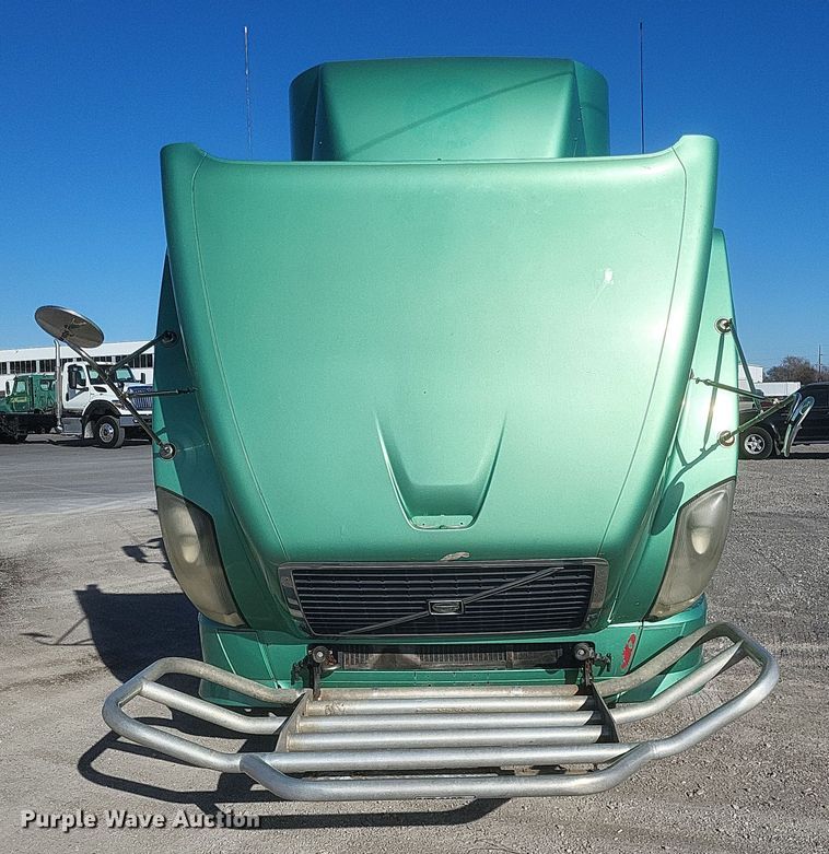 image for item MI9863 2006 Volvo VN Series  semi truck