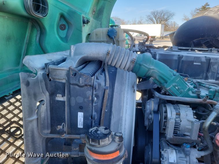 image for item MI9863 2006 Volvo VN Series  semi truck