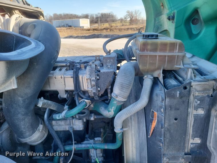 image for item MI9863 2006 Volvo VN Series  semi truck