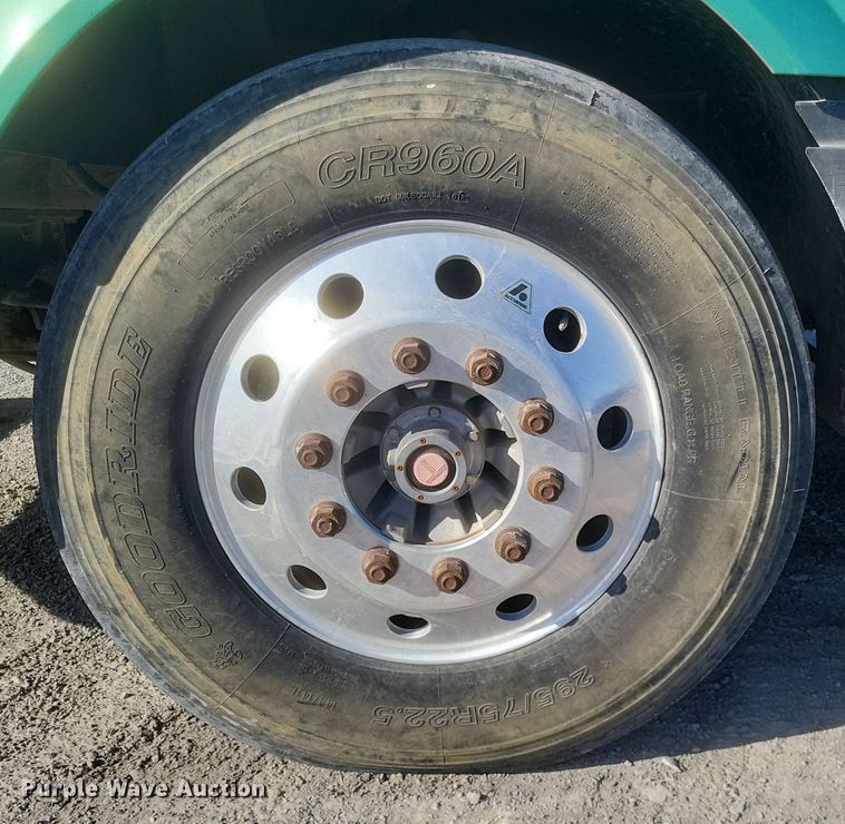 image for item MI9863 2006 Volvo VN Series  semi truck