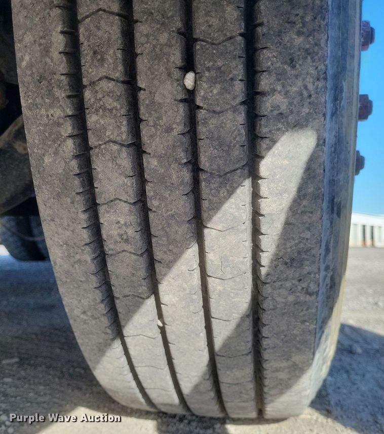 image for item MI9863 2006 Volvo VN Series  semi truck