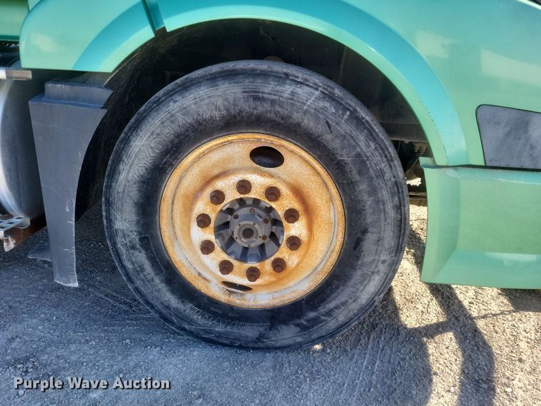 image for item MI9863 2006 Volvo VN Series  semi truck