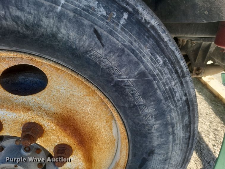 image for item MI9863 2006 Volvo VN Series  semi truck