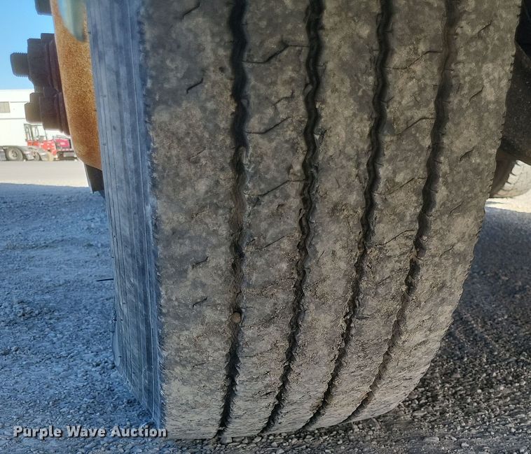 image for item MI9863 2006 Volvo VN Series  semi truck