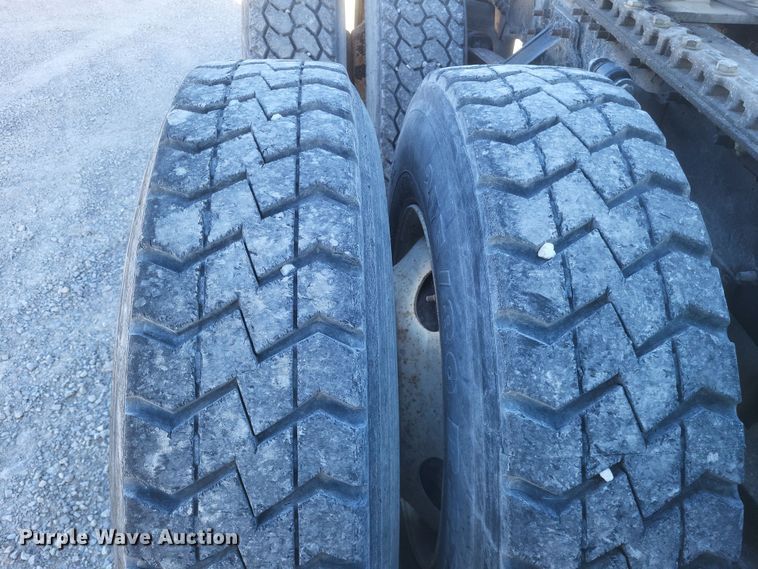 image for item MI9863 2006 Volvo VN Series  semi truck