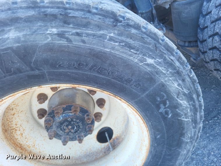 image for item MI9863 2006 Volvo VN Series  semi truck