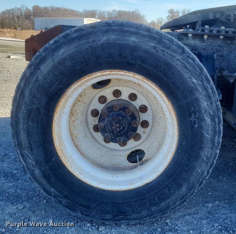 image for item MI9863 2006 Volvo VN Series  semi truck