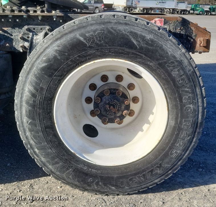 image for item MI9863 2006 Volvo VN Series  semi truck