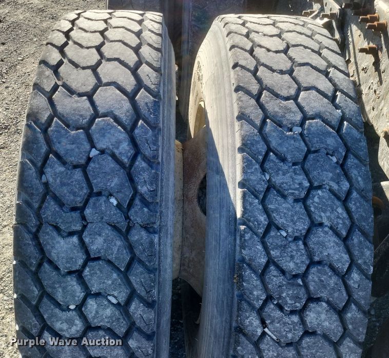 image for item MI9863 2006 Volvo VN Series  semi truck