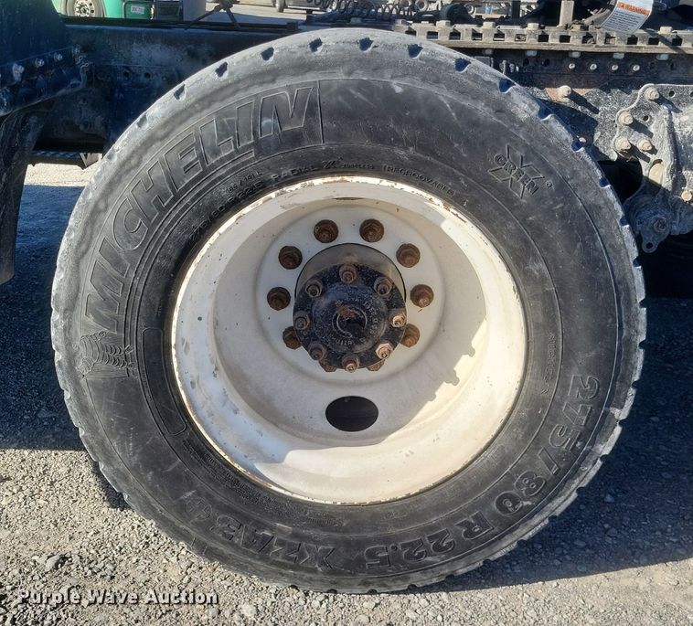 image for item MI9863 2006 Volvo VN Series  semi truck