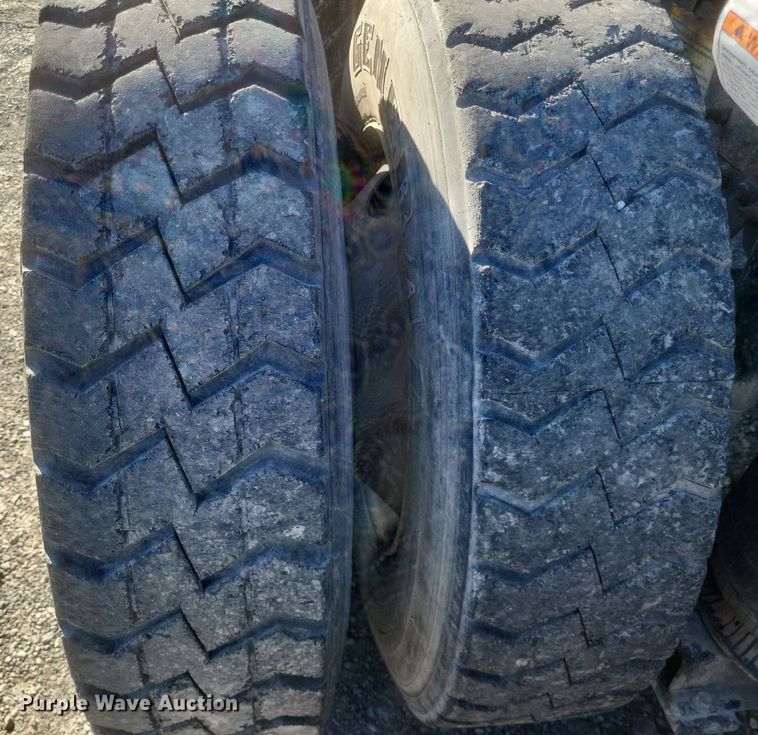 image for item MI9863 2006 Volvo VN Series  semi truck