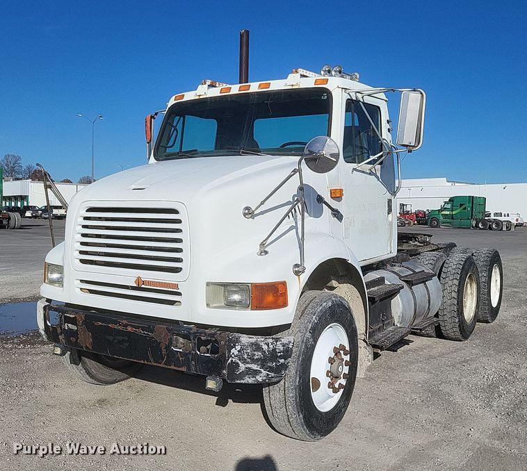 image for item MI9864 1991 International F-8100  semi truck
