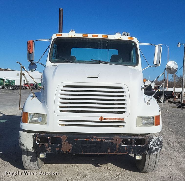 image for item MI9864 1991 International F-8100  semi truck