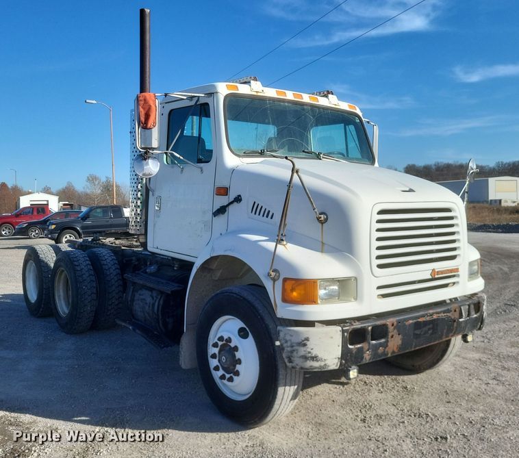 image for item MI9864 1991 International F-8100  semi truck