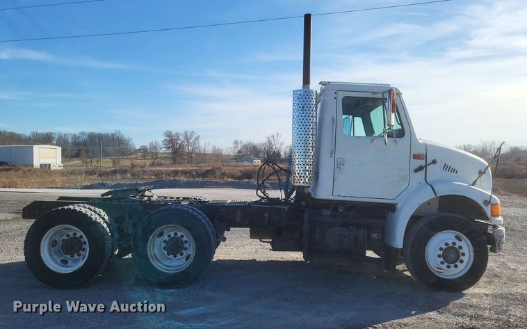 image for item MI9864 1991 International F-8100  semi truck