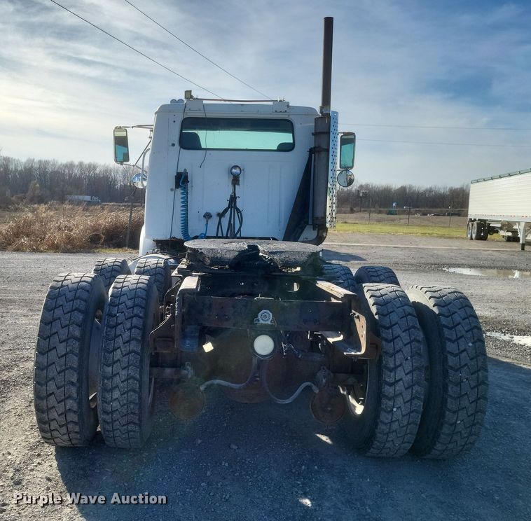 image for item MI9864 1991 International F-8100  semi truck