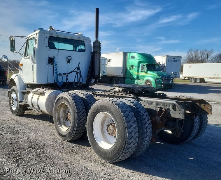 image for item MI9864 1991 International F-8100  semi truck