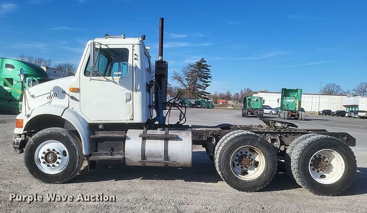 image for item MI9864 1991 International F-8100  semi truck