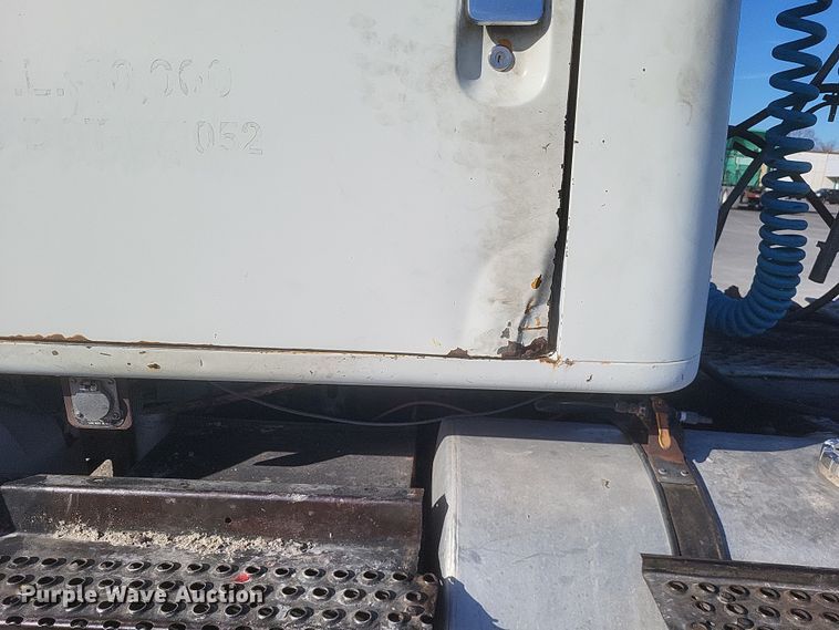 image for item MI9864 1991 International F-8100  semi truck