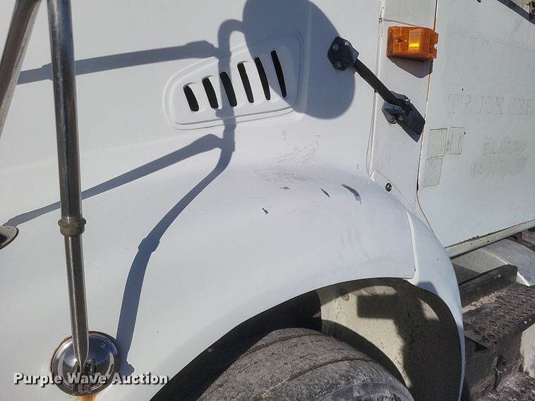 image for item MI9864 1991 International F-8100  semi truck