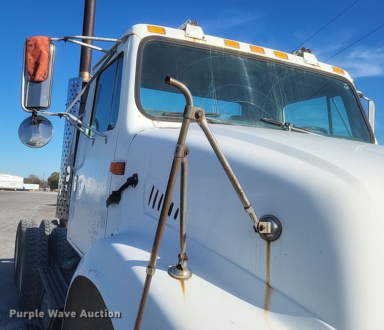 image for item MI9864 1991 International F-8100  semi truck