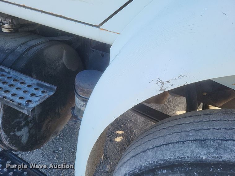 image for item MI9864 1991 International F-8100  semi truck