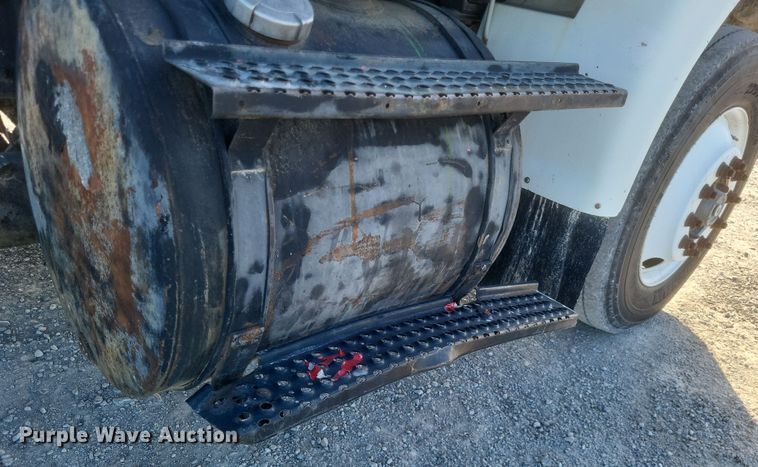 image for item MI9864 1991 International F-8100  semi truck