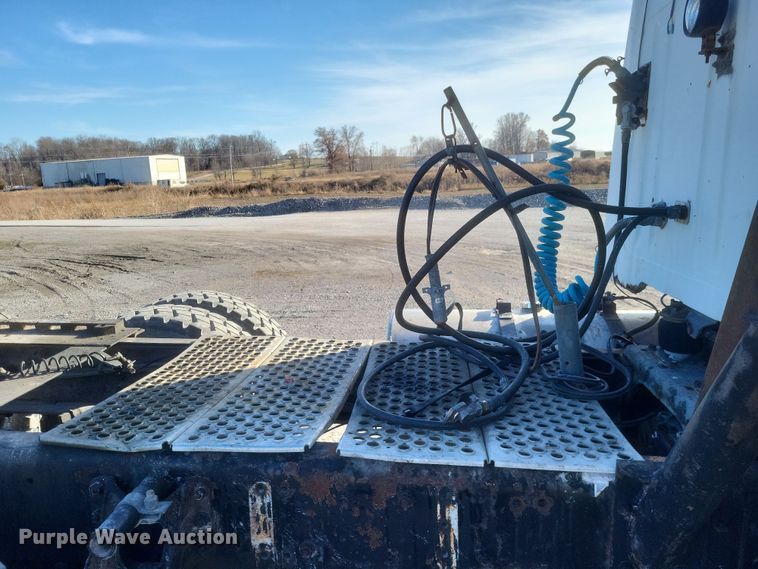 image for item MI9864 1991 International F-8100  semi truck