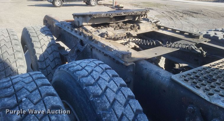 image for item MI9864 1991 International F-8100  semi truck