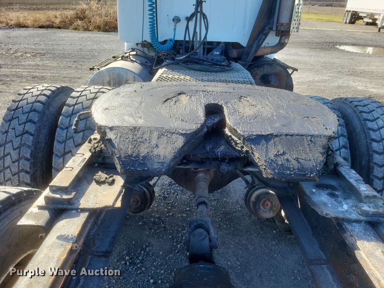 image for item MI9864 1991 International F-8100  semi truck