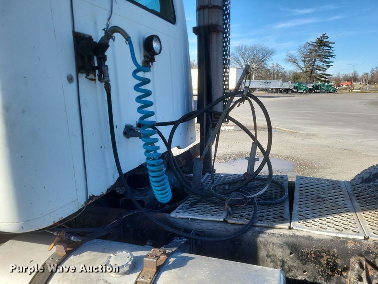 image for item MI9864 1991 International F-8100  semi truck