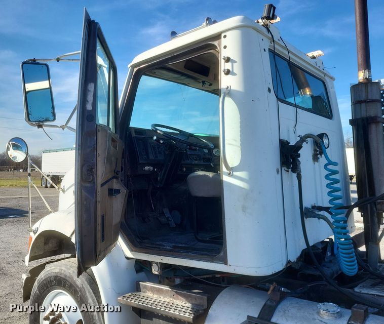 image for item MI9864 1991 International F-8100  semi truck