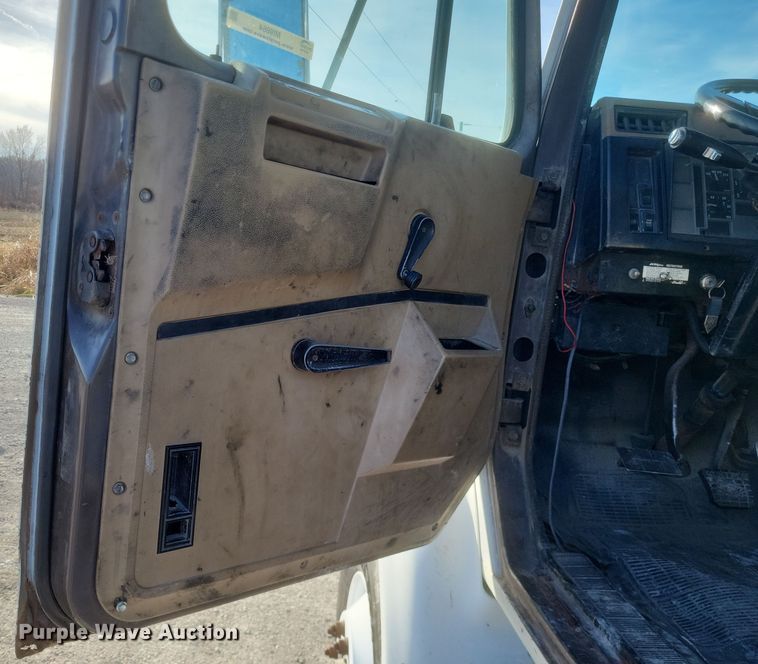 image for item MI9864 1991 International F-8100  semi truck