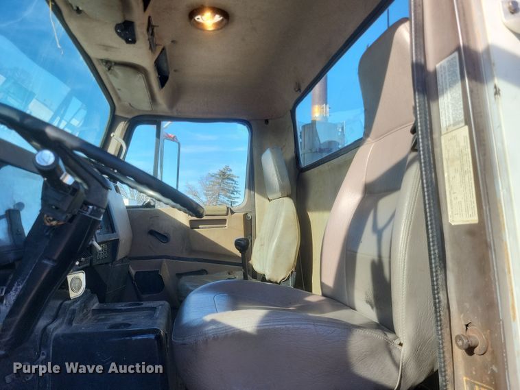 image for item MI9864 1991 International F-8100  semi truck