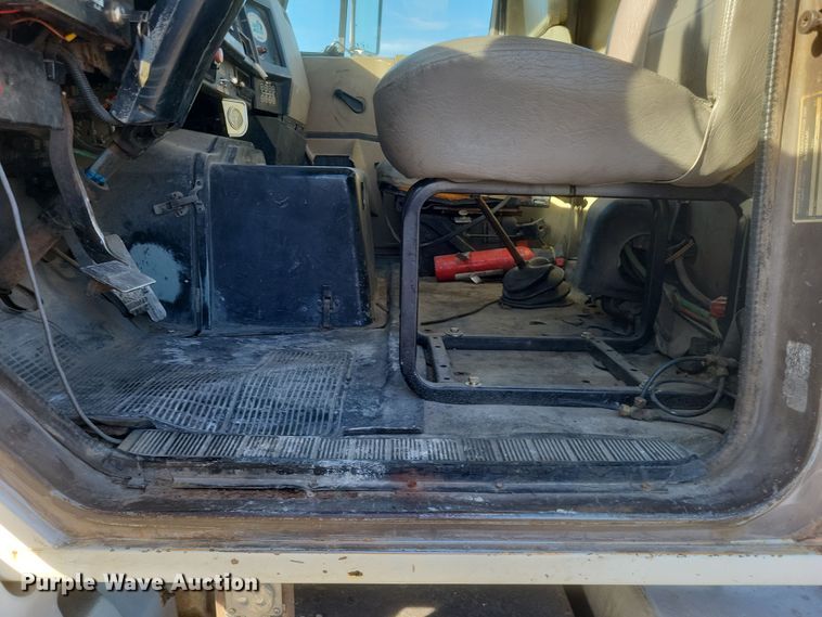 image for item MI9864 1991 International F-8100  semi truck