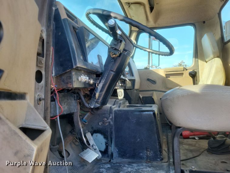 image for item MI9864 1991 International F-8100  semi truck