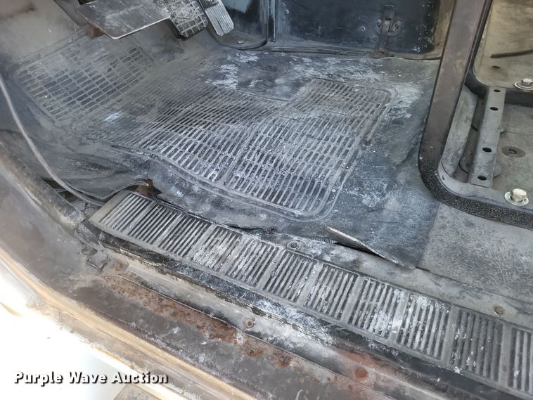 image for item MI9864 1991 International F-8100  semi truck