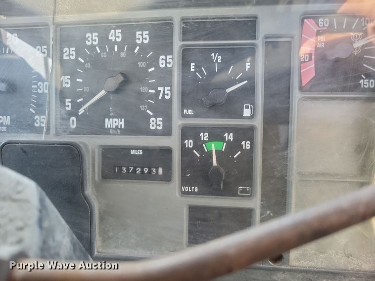 image for item MI9864 1991 International F-8100  semi truck