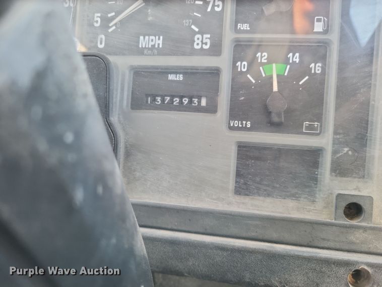 image for item MI9864 1991 International F-8100  semi truck