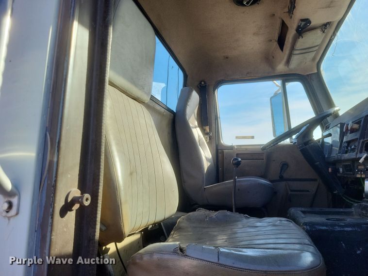 image for item MI9864 1991 International F-8100  semi truck