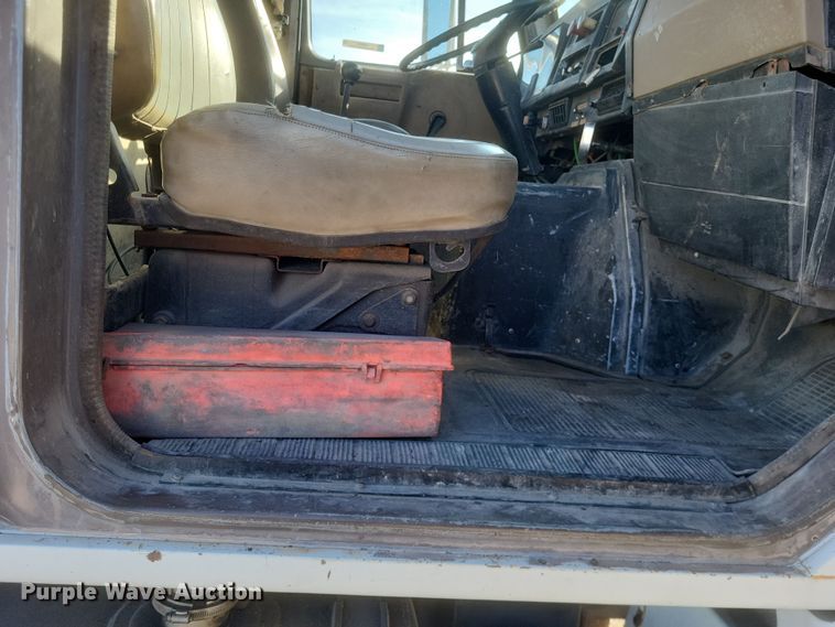 image for item MI9864 1991 International F-8100  semi truck