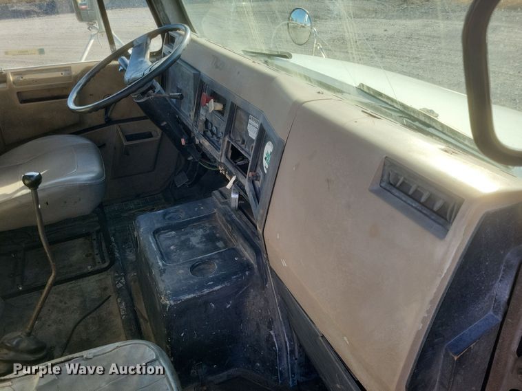 image for item MI9864 1991 International F-8100  semi truck