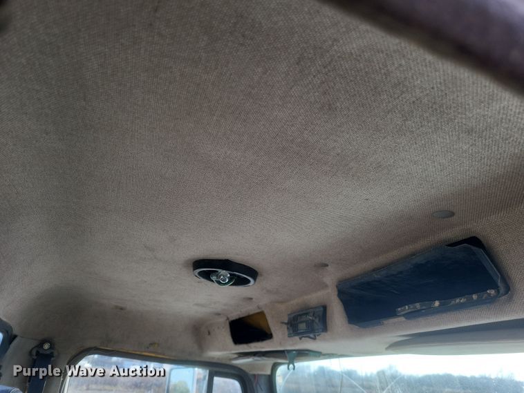 image for item MI9864 1991 International F-8100  semi truck