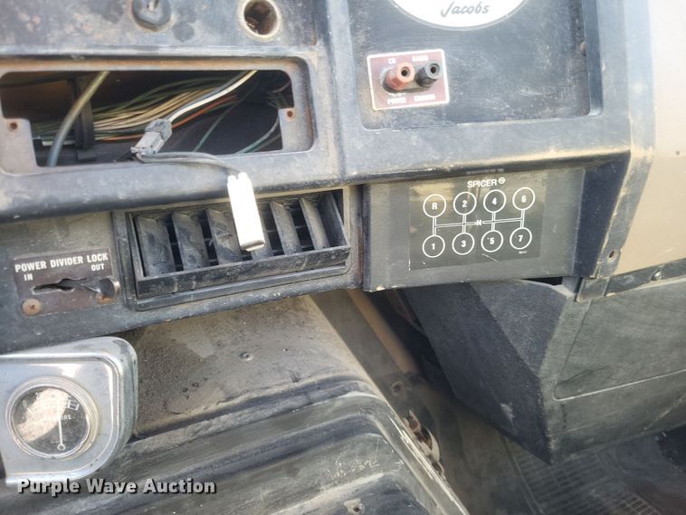 image for item MI9864 1991 International F-8100  semi truck