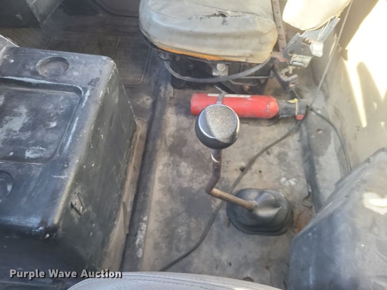 image for item MI9864 1991 International F-8100  semi truck