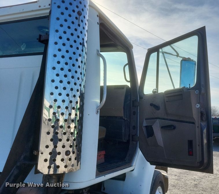 image for item MI9864 1991 International F-8100  semi truck