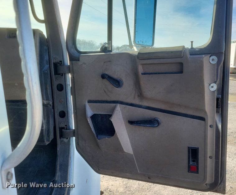 image for item MI9864 1991 International F-8100  semi truck