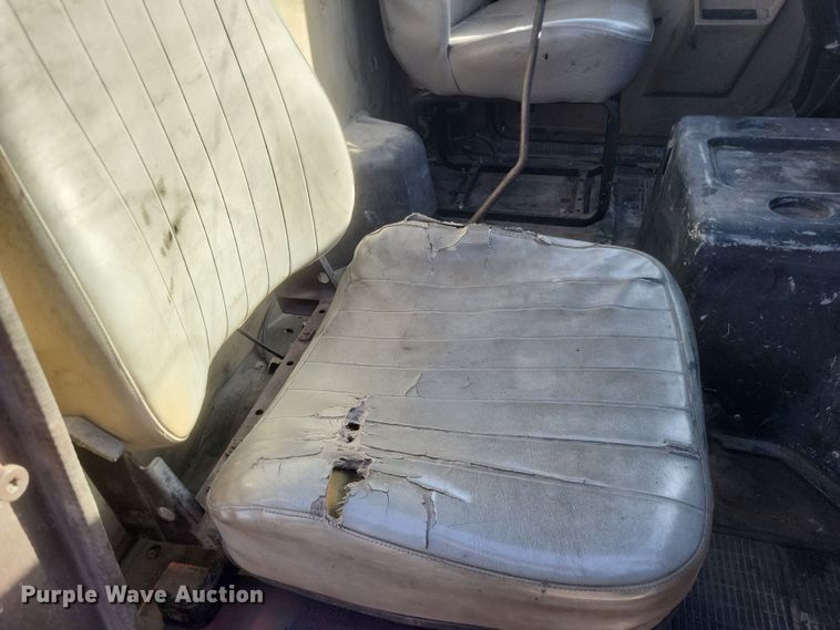 image for item MI9864 1991 International F-8100  semi truck