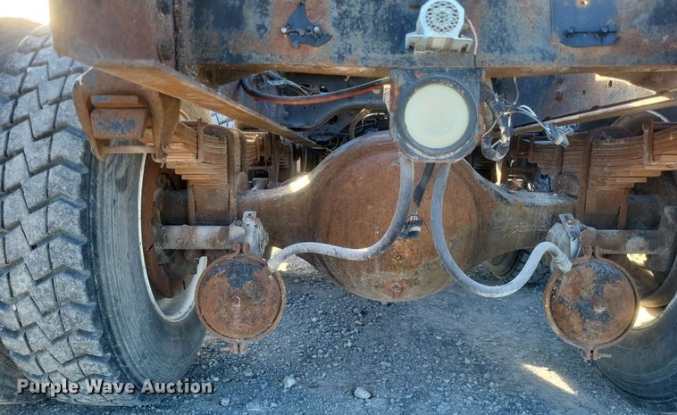 image for item MI9864 1991 International F-8100  semi truck