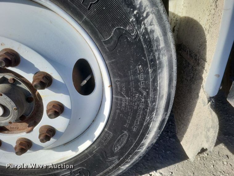 image for item MI9864 1991 International F-8100  semi truck